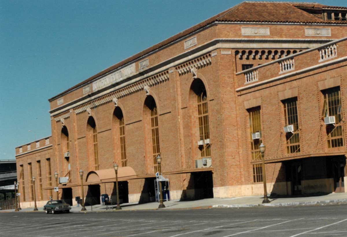 A color photo of the Sacramento Valley Station in 1986.